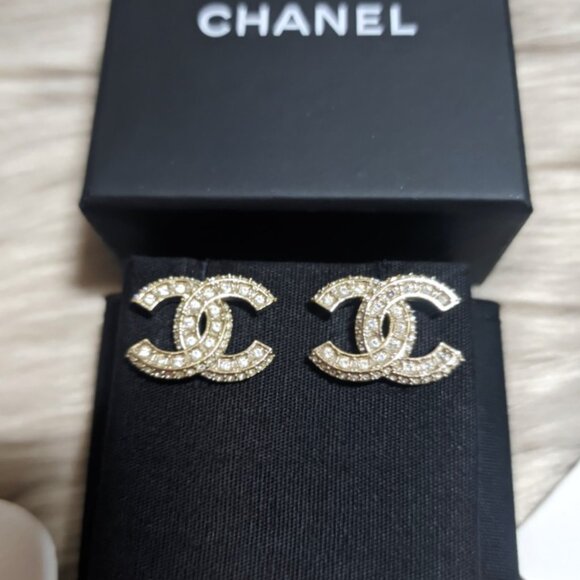 Gorgeous Authentic 2021 CHANEL Classic Stud Earrings - Picture 5 of 12